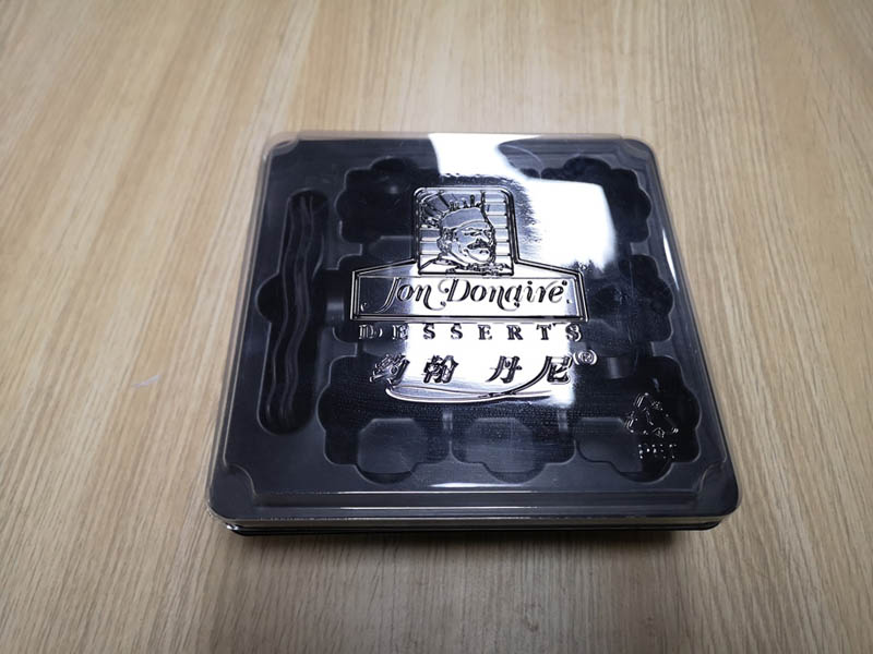 食品吸塑盒包装：透明PET吸塑盒盖+黑色HIPS吸塑托盘+黑色注塑餐具
